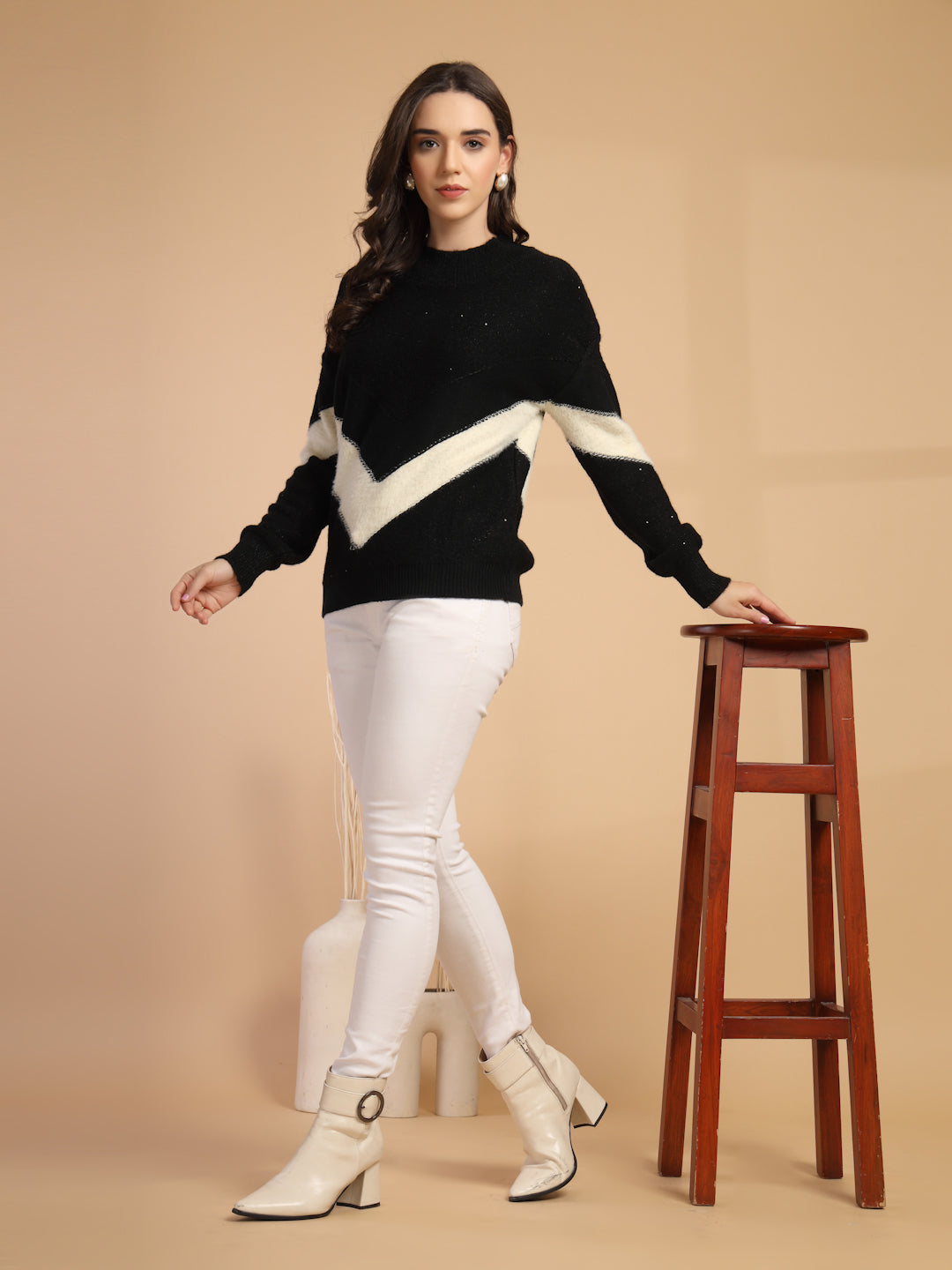 Black Solid Round Neck Pullover Sweater