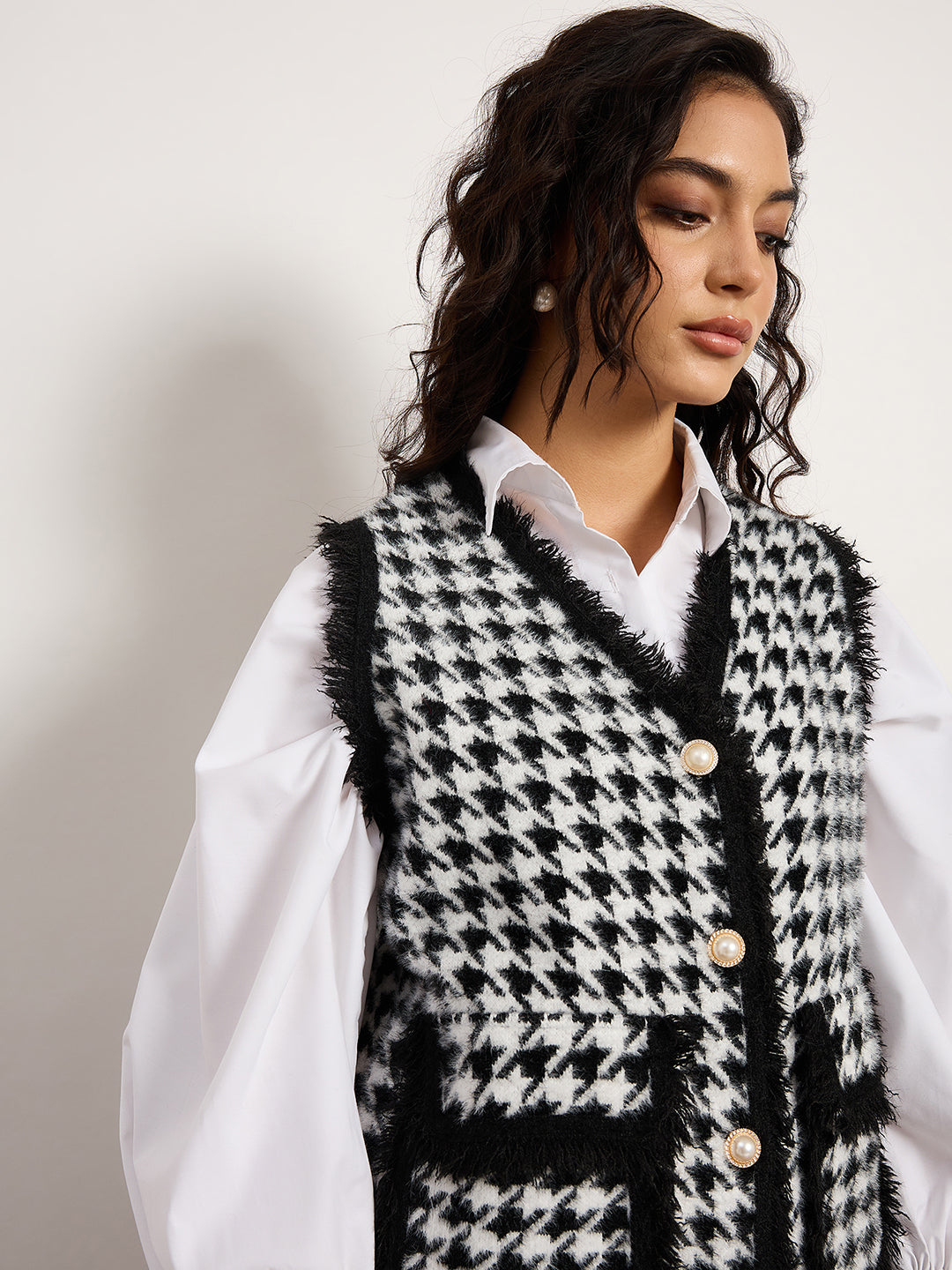 Houndstooth Check Vest With Fur-Trimmed Edges