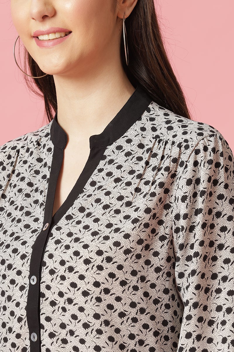 Gipsy Black & White Medium Length V- Neck Polyester Tunic
